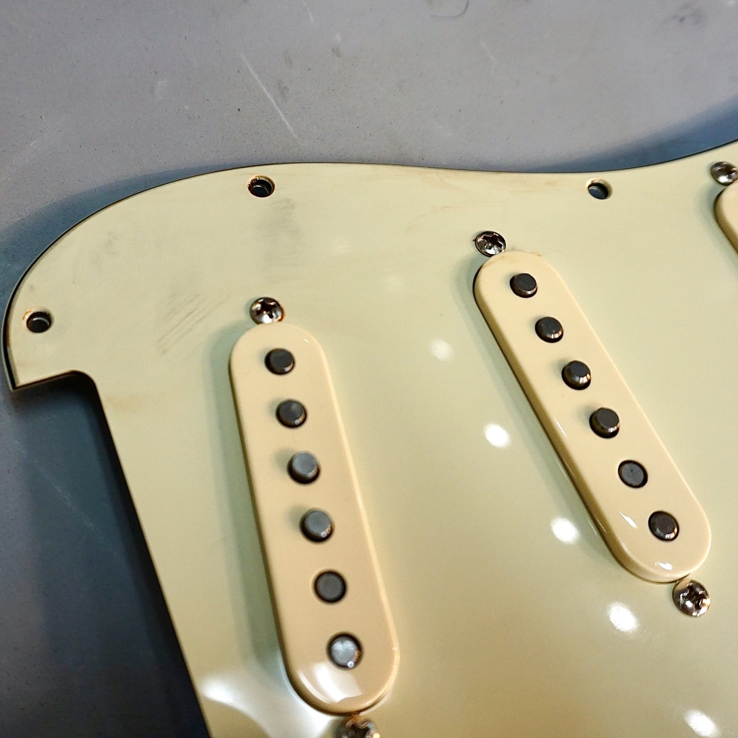 Fender Pre-Wired Strat Pickguard Original '57/'62 SSS Parchment 11 Hole PG