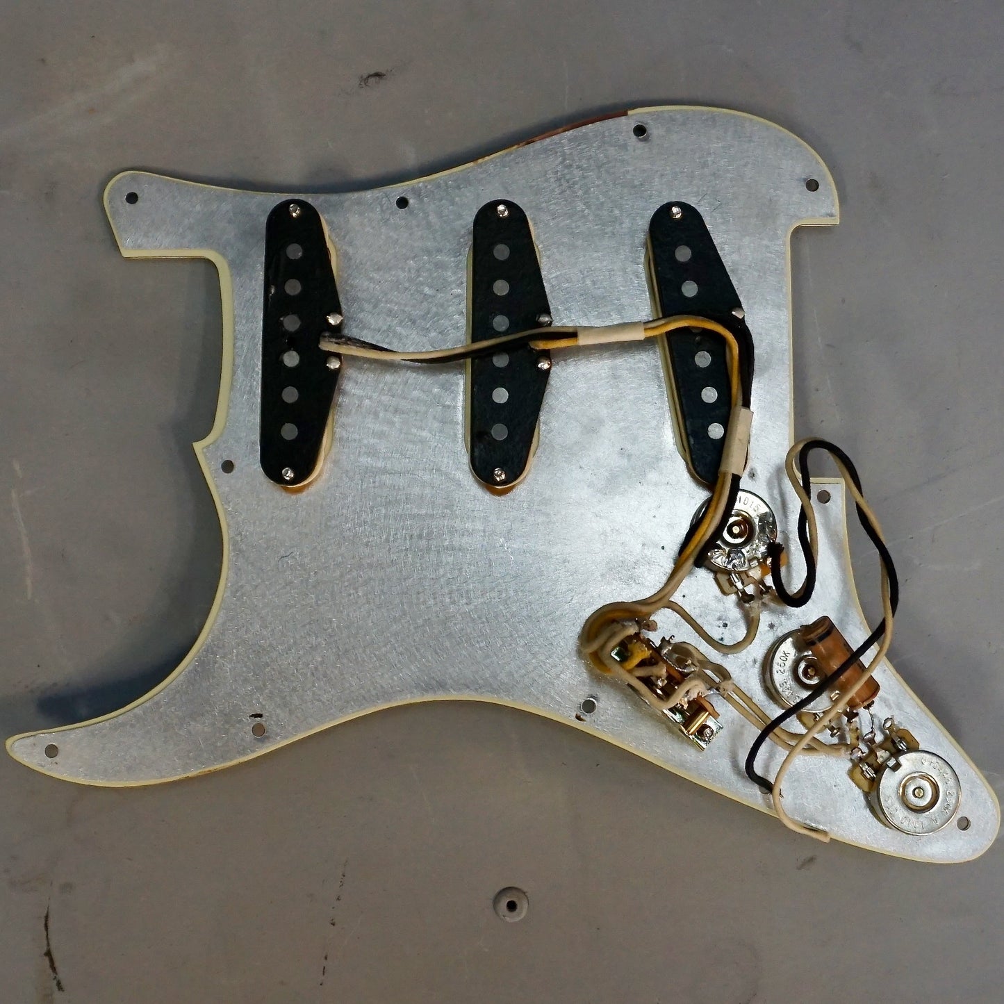 Fender Pre-Wired Strat Pickguard Original '57/'62 SSS Parchment 11 Hole PG