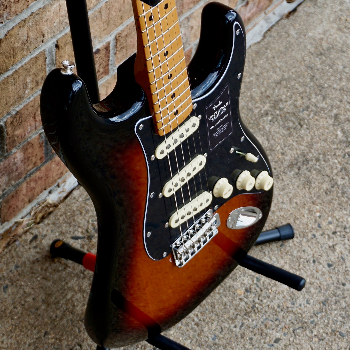 Fender Vintera II '70s Stratocaster Maple Fingerboard 3-Color Sunburst