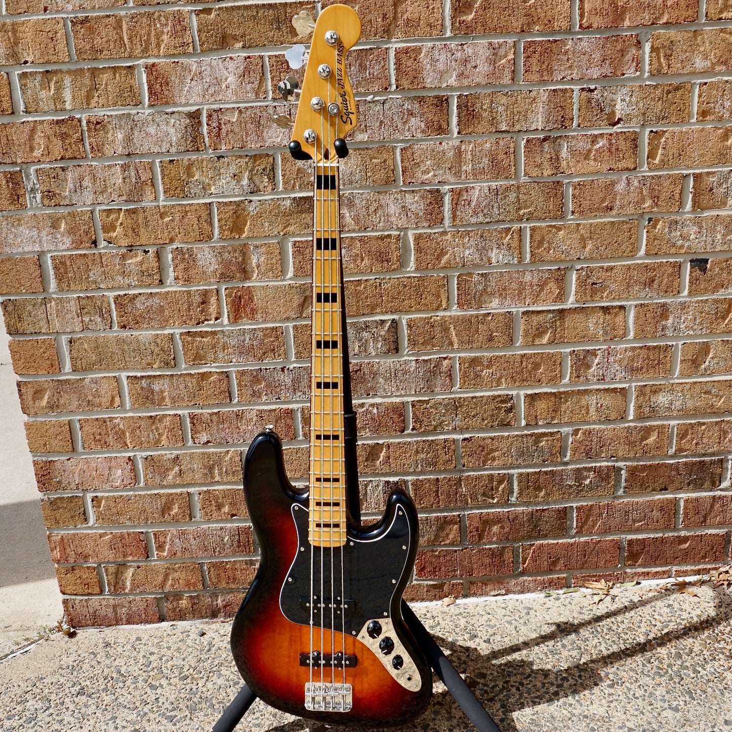 Fender Classic Vibe '70s Jazz Bass Maple Fingerboard 3-Color Sunburst