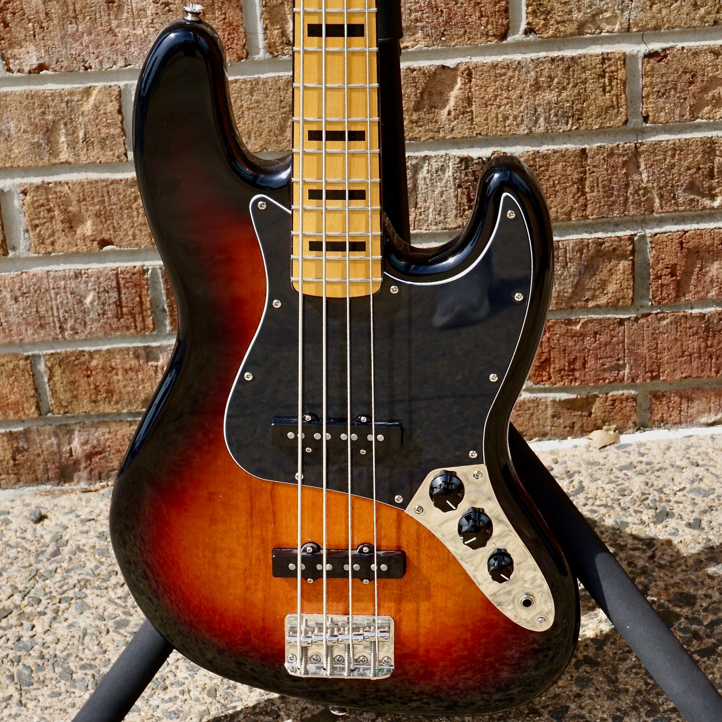 Fender Classic Vibe '70s Jazz Bass Maple Fingerboard 3-Color Sunburst