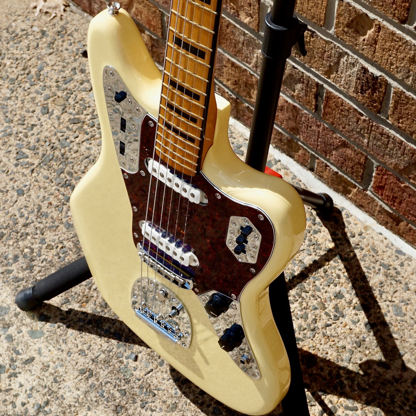 Fender Vintera II '70s Jaguar Maple Fingerboard Vintage White
