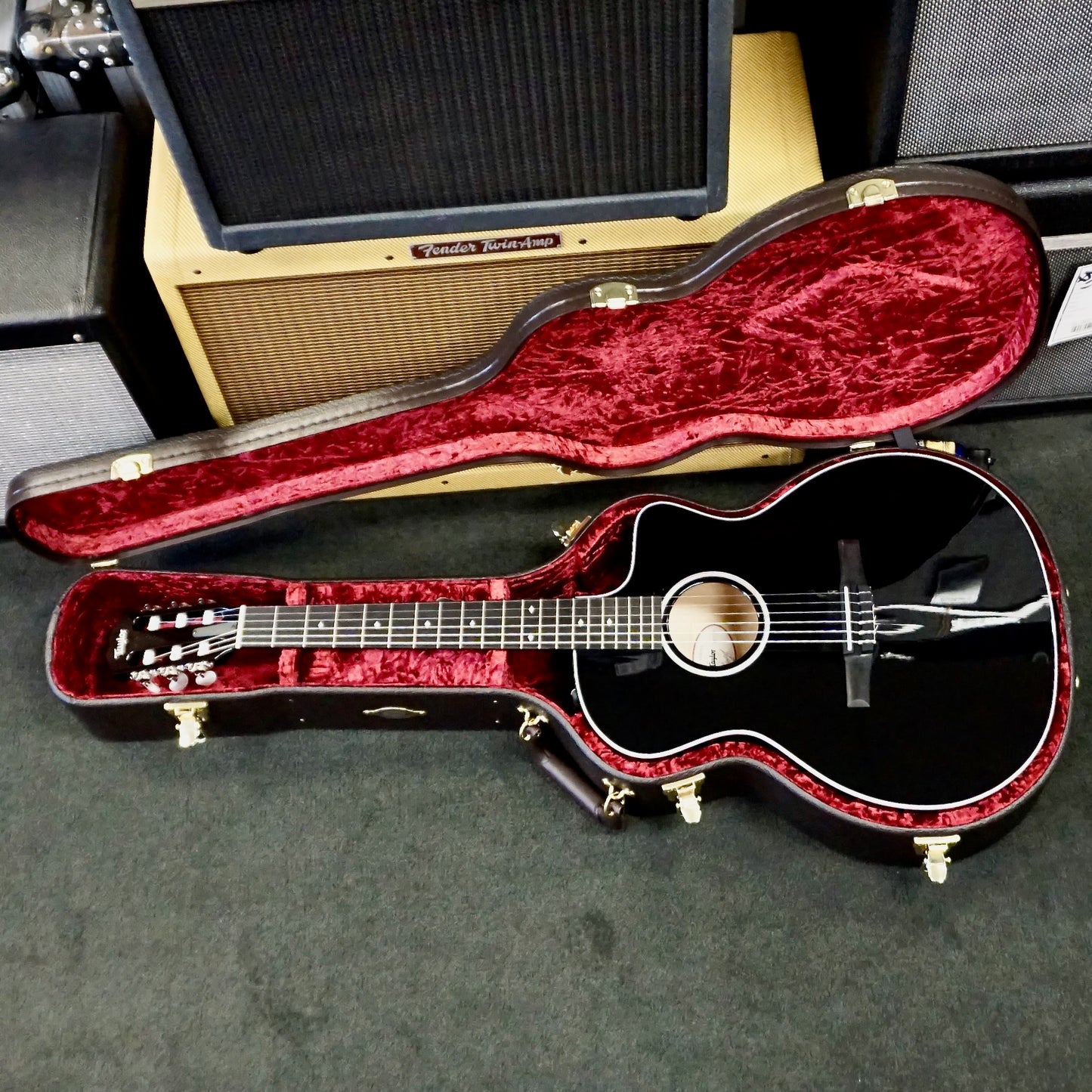 Taylor 214ce-N Black Deluxe Special Edition