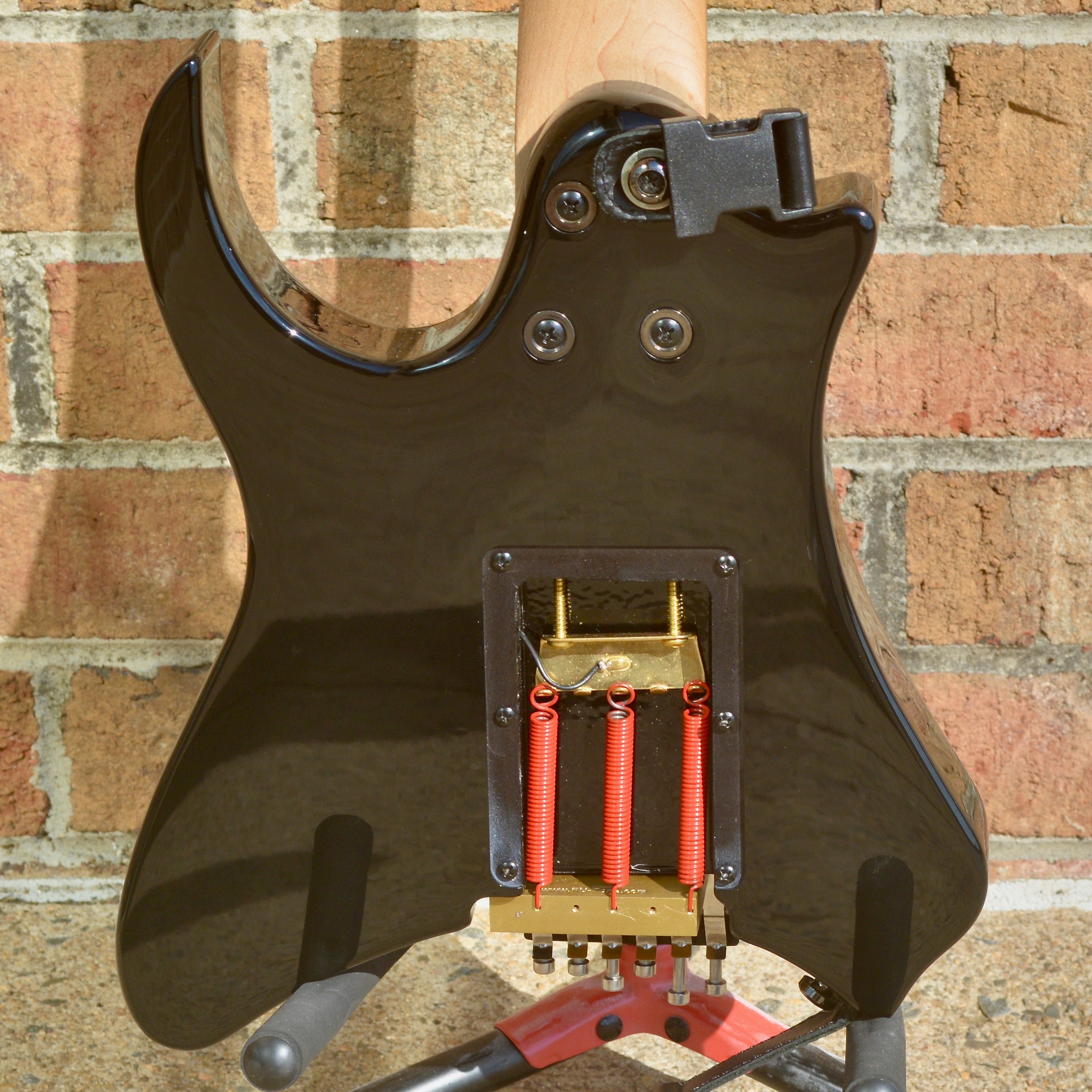 Traveler Vaibrant Deluxe V88X Cosmic Black – Matt's Guitars