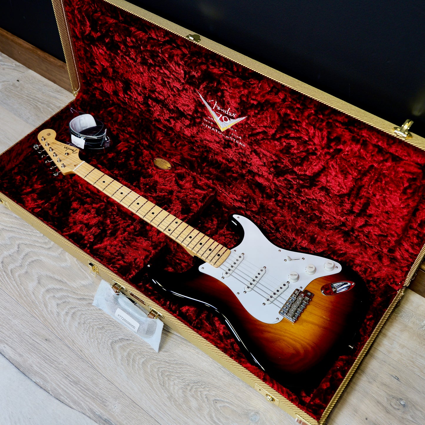 Fender Custom Shop Limited Edition 70th Anniversary 1954 Stratocaster NOS 1-Piece Quartersawn Maple Neck Fingerboard Wide-Fade 2-Color Sunburst