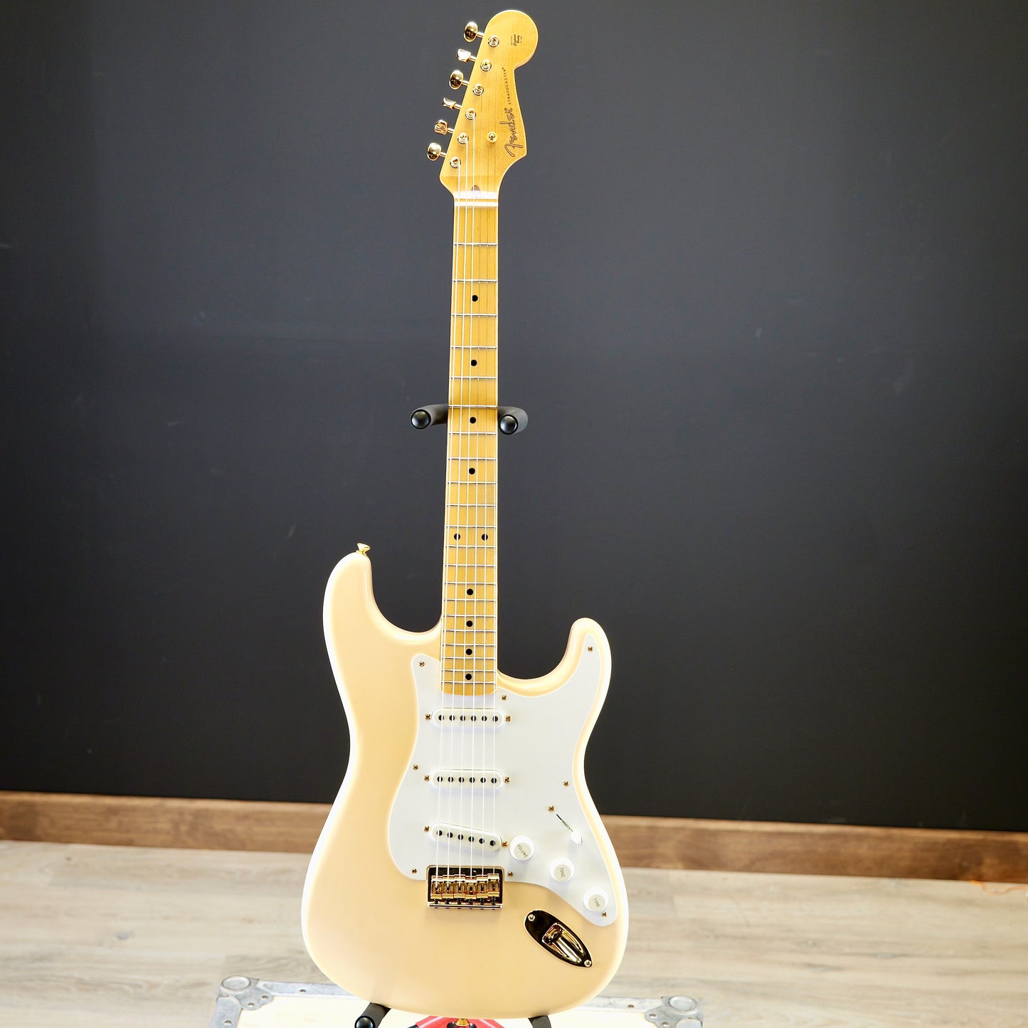 Fender Custom Shop Limited Edition 1954 Hardtail Stratocaster DLX Closet Classic 1-Piece Quartersawn Maple Neck Fingerboard Super/Super Faded Aged Shell Pink