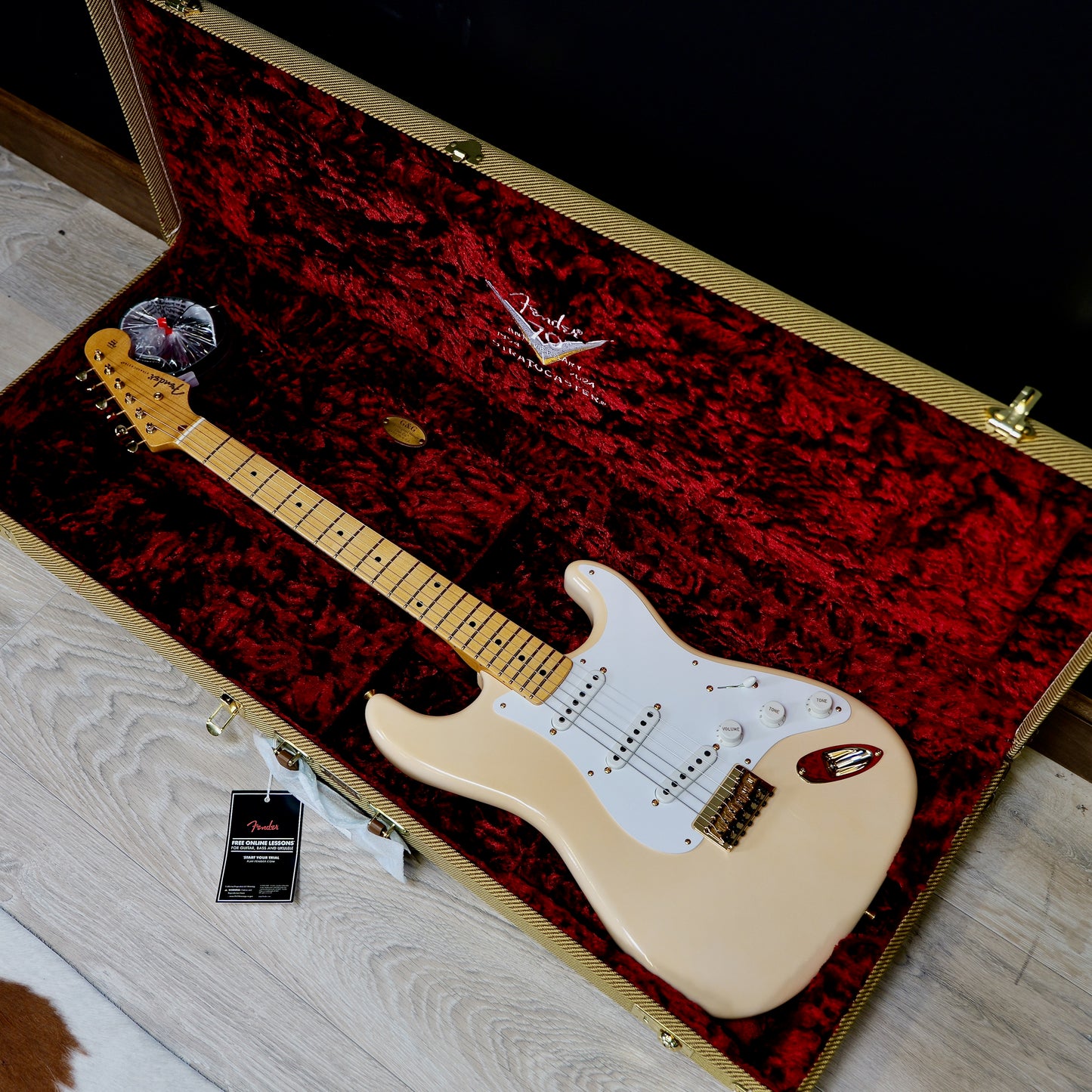 Fender Custom Shop Limited Edition 1954 Hardtail Stratocaster DLX Closet Classic 1-Piece Quartersawn Maple Neck Fingerboard Super/Super Faded Aged Shell Pink