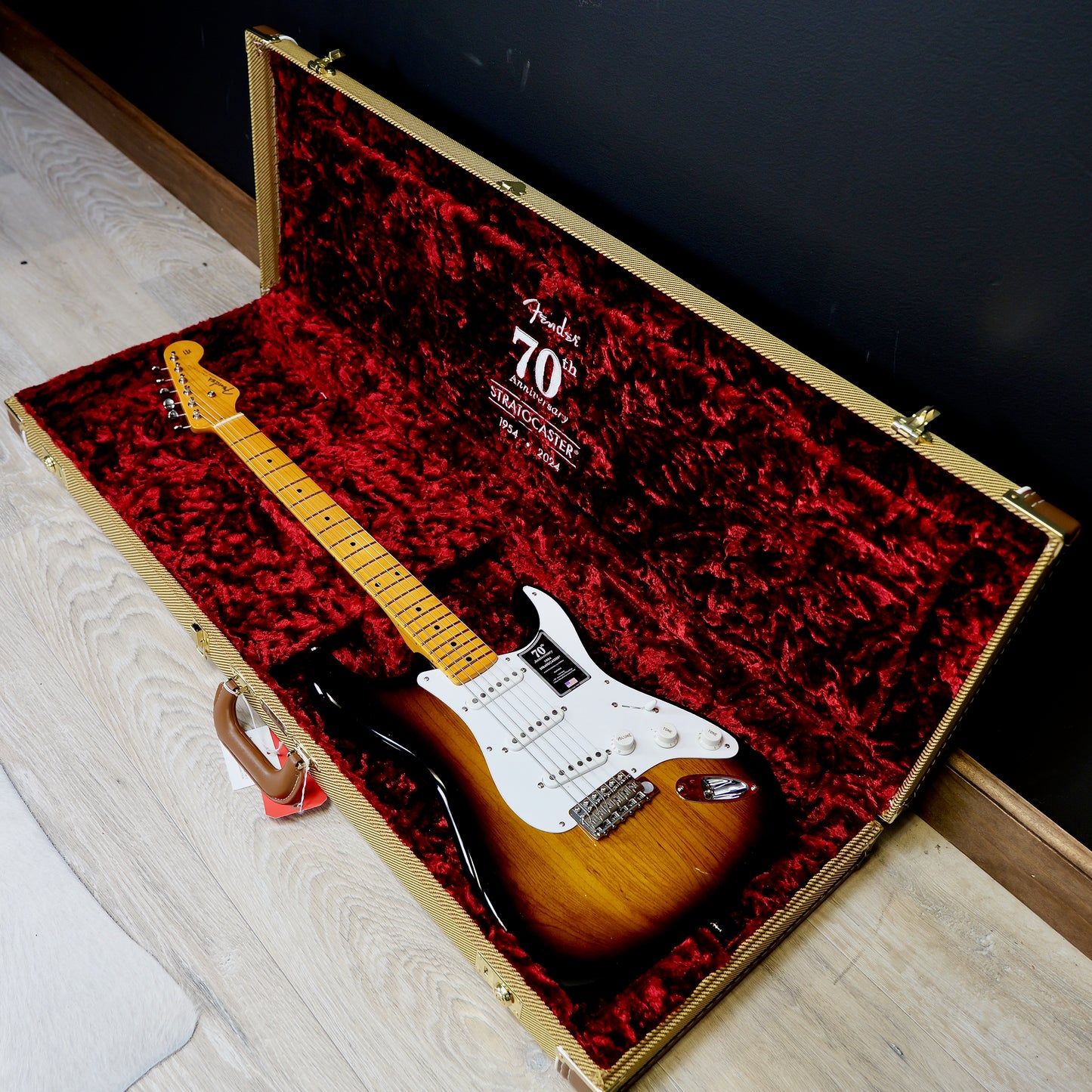 Fender 70th Anniversary American Vintage II 1954 Stratocaster Maple Fingerboard 2-Color Sunburst