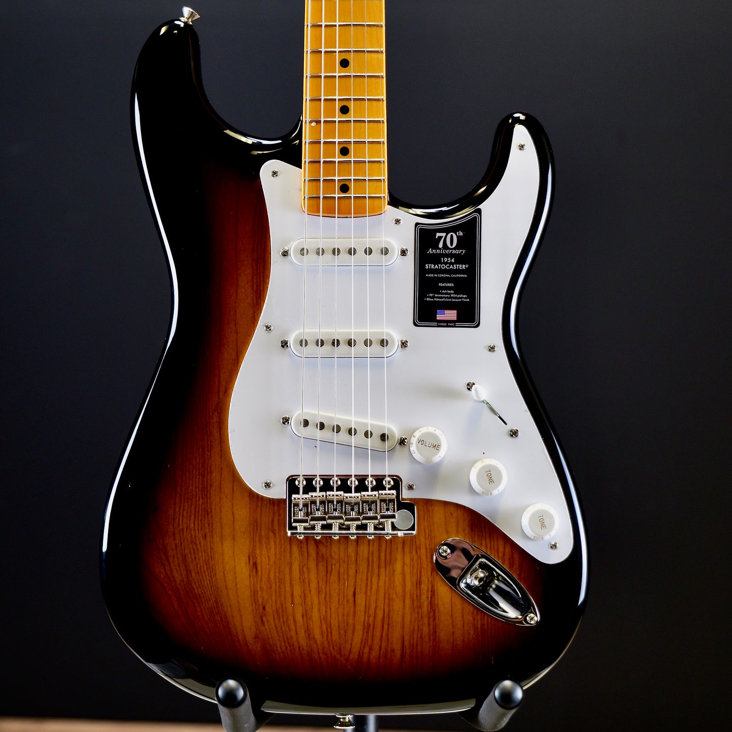 Fender 70th Anniversary American Vintage II 1954 Stratocaster Maple Fingerboard 2-Color Sunburst