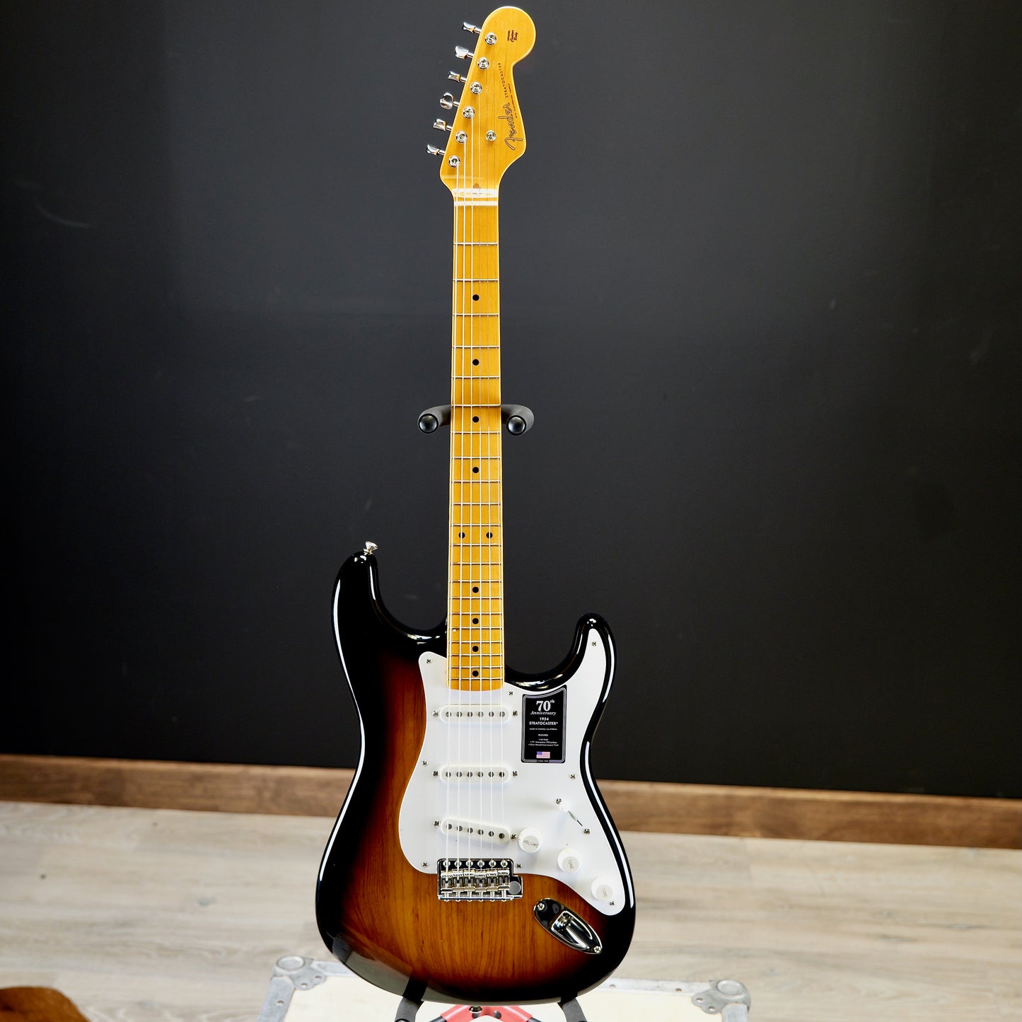 Fender 70th Anniversary American Vintage II 1954 Stratocaster Maple Fingerboard 2-Color Sunburst