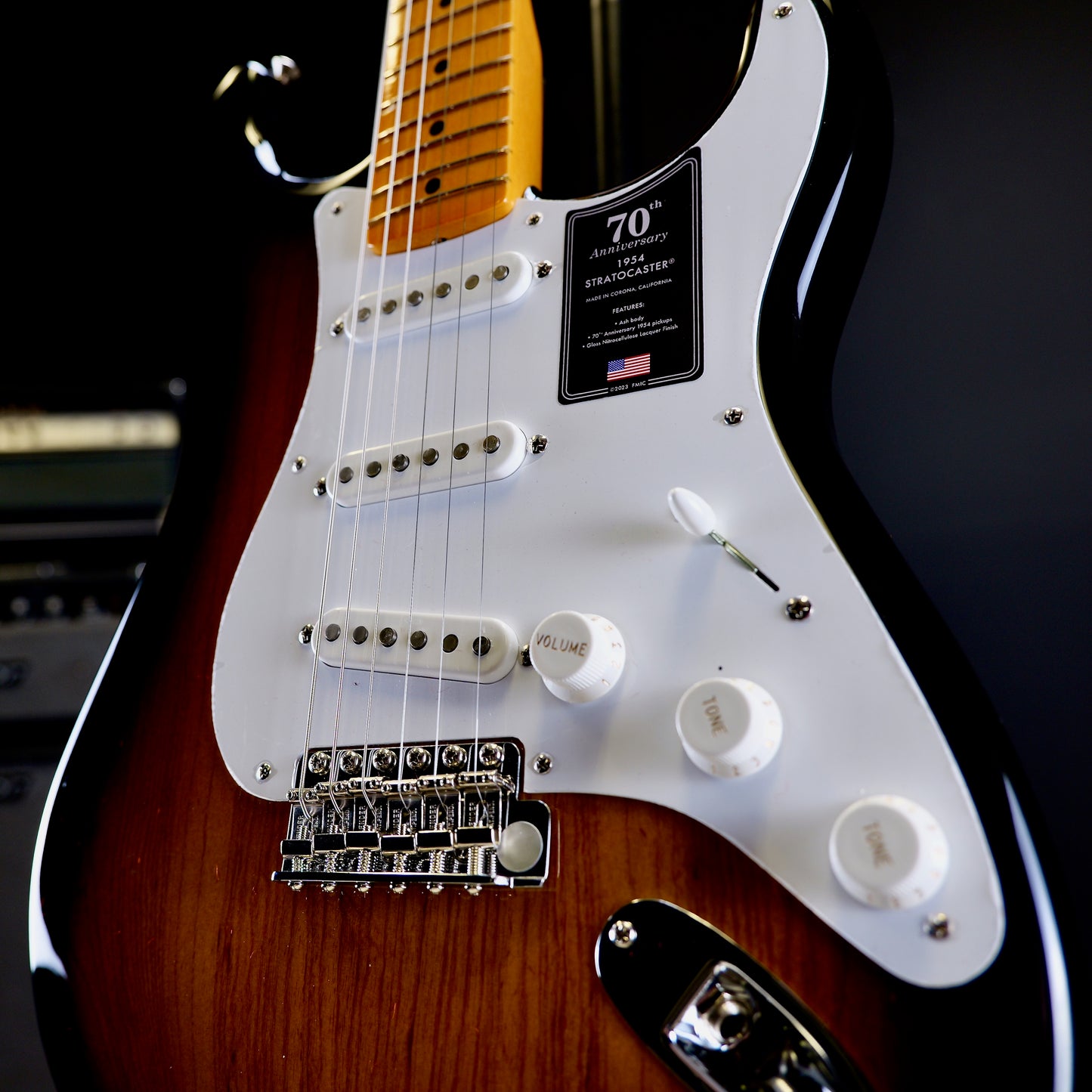 Fender 70th Anniversary American Vintage II 1954 Stratocaster Maple Fingerboard 2-Color Sunburst