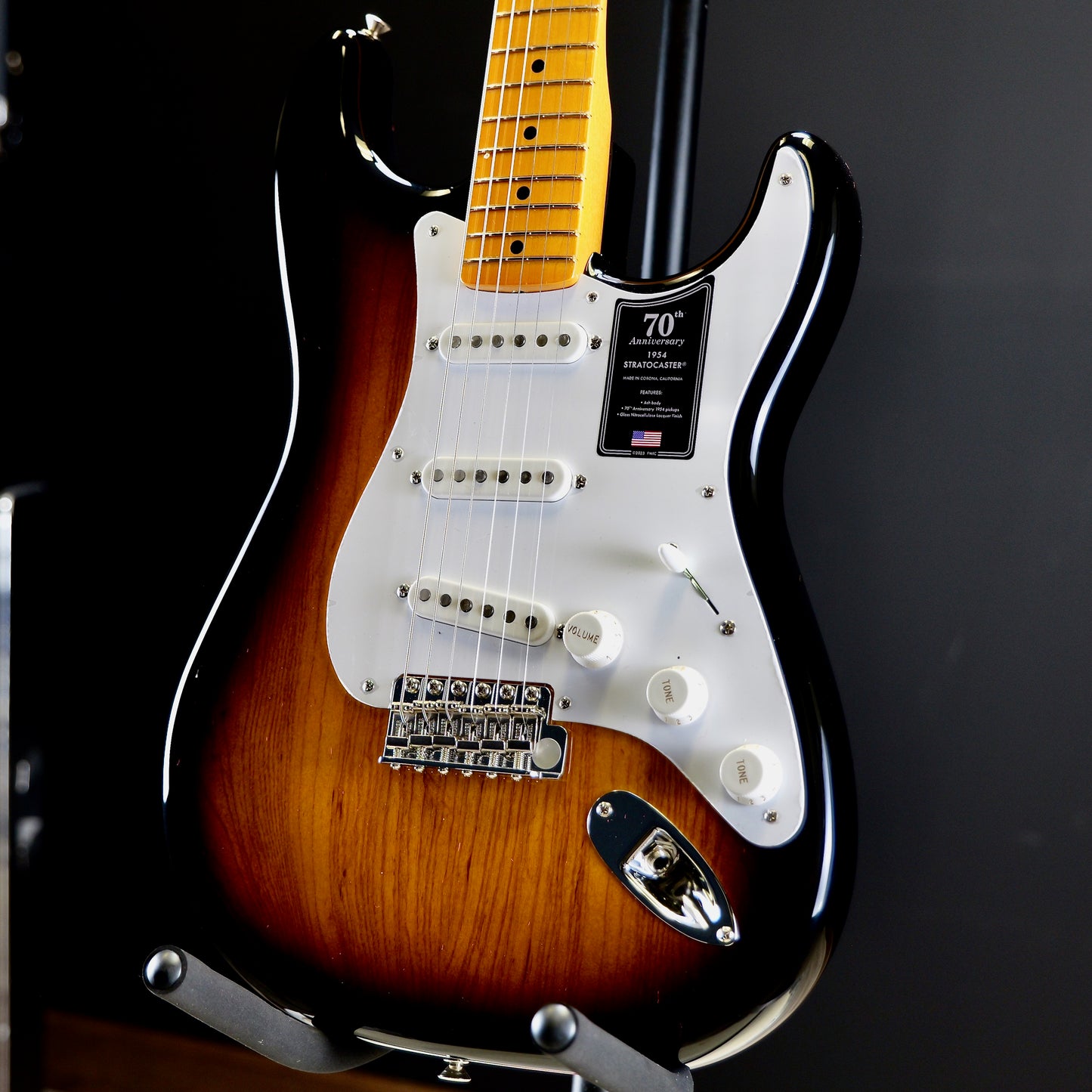 Fender 70th Anniversary American Vintage II 1954 Stratocaster Maple Fingerboard 2-Color Sunburst