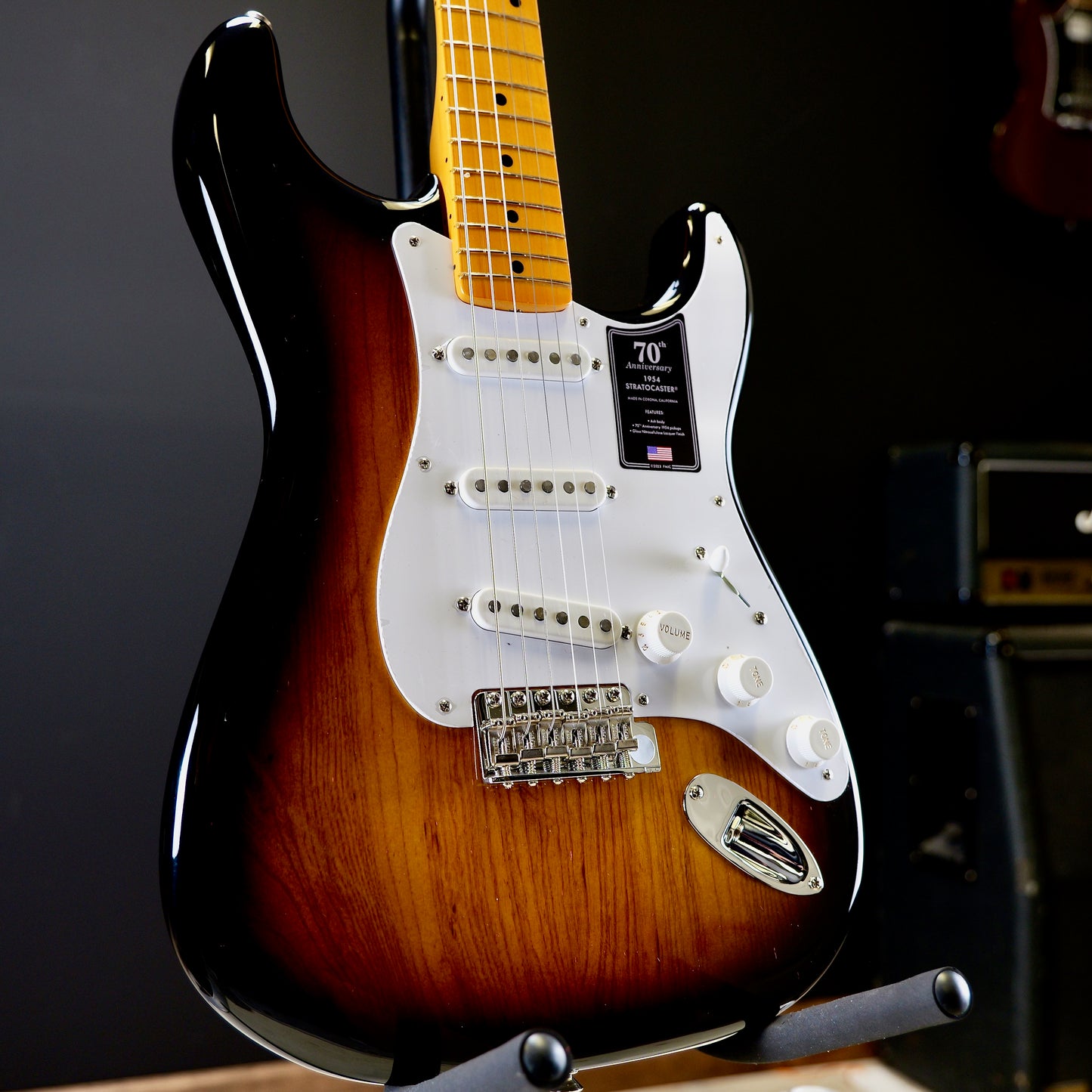 Fender 70th Anniversary American Vintage II 1954 Stratocaster Maple Fingerboard 2-Color Sunburst