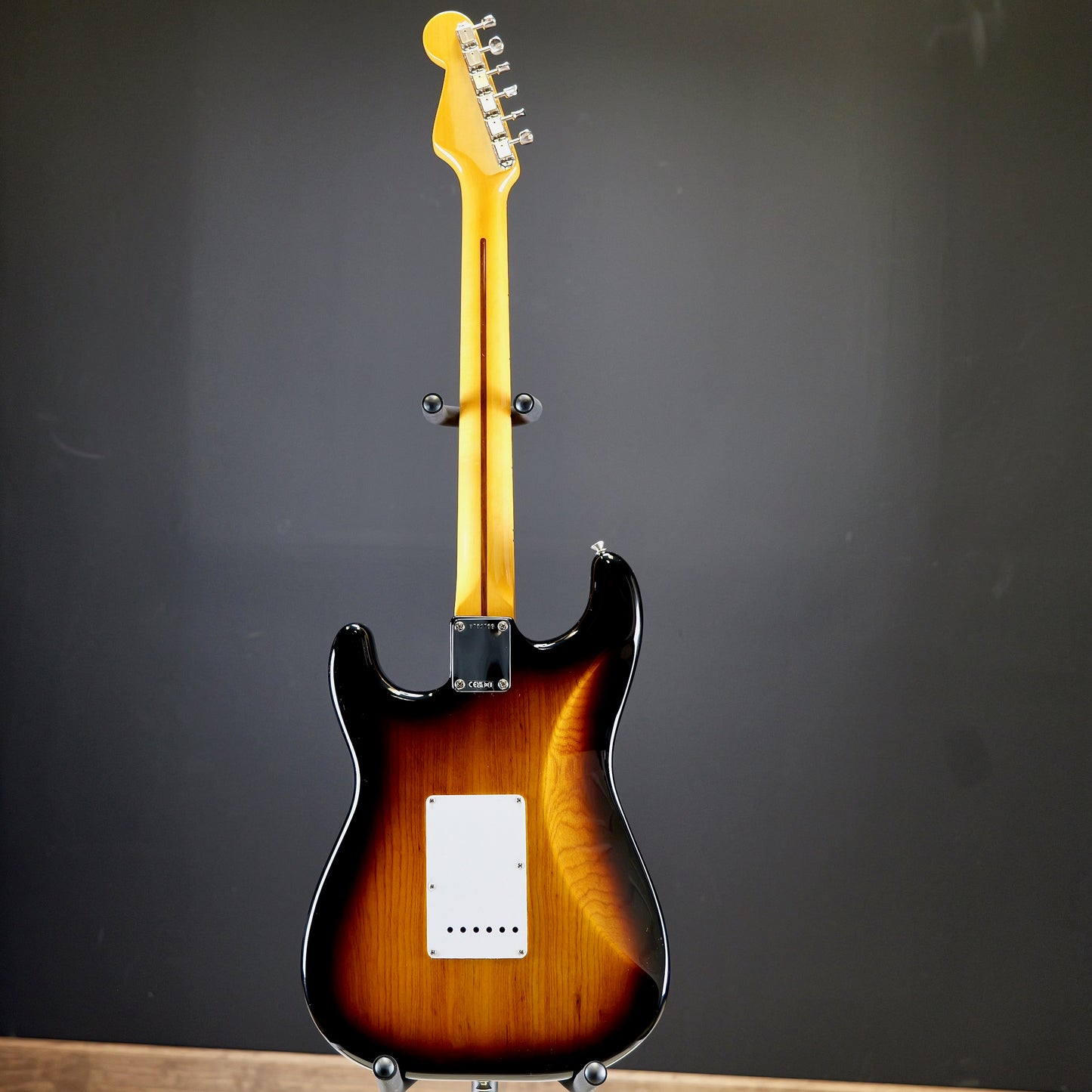 Fender 70th Anniversary American Vintage II 1954 Stratocaster Maple Fingerboard 2-Color Sunburst