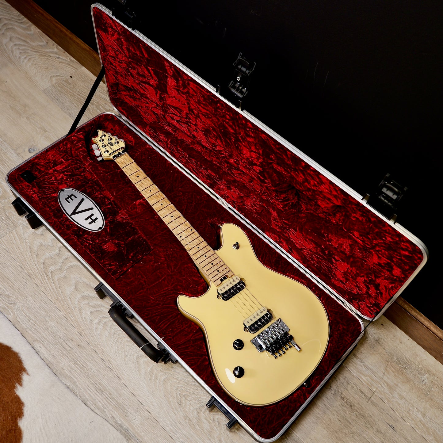 EVH Wolfgang USA Left Hand Birdseye Maple Fingerboard Vintage White