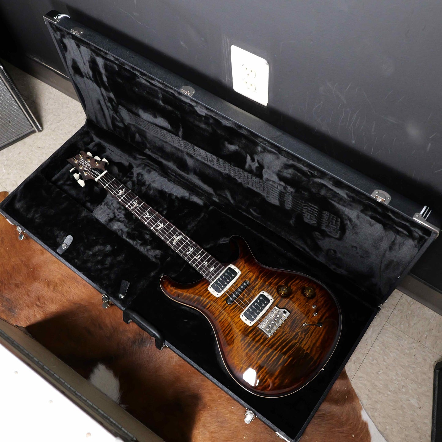 PRS Modern Eagle V Black Gold Burst