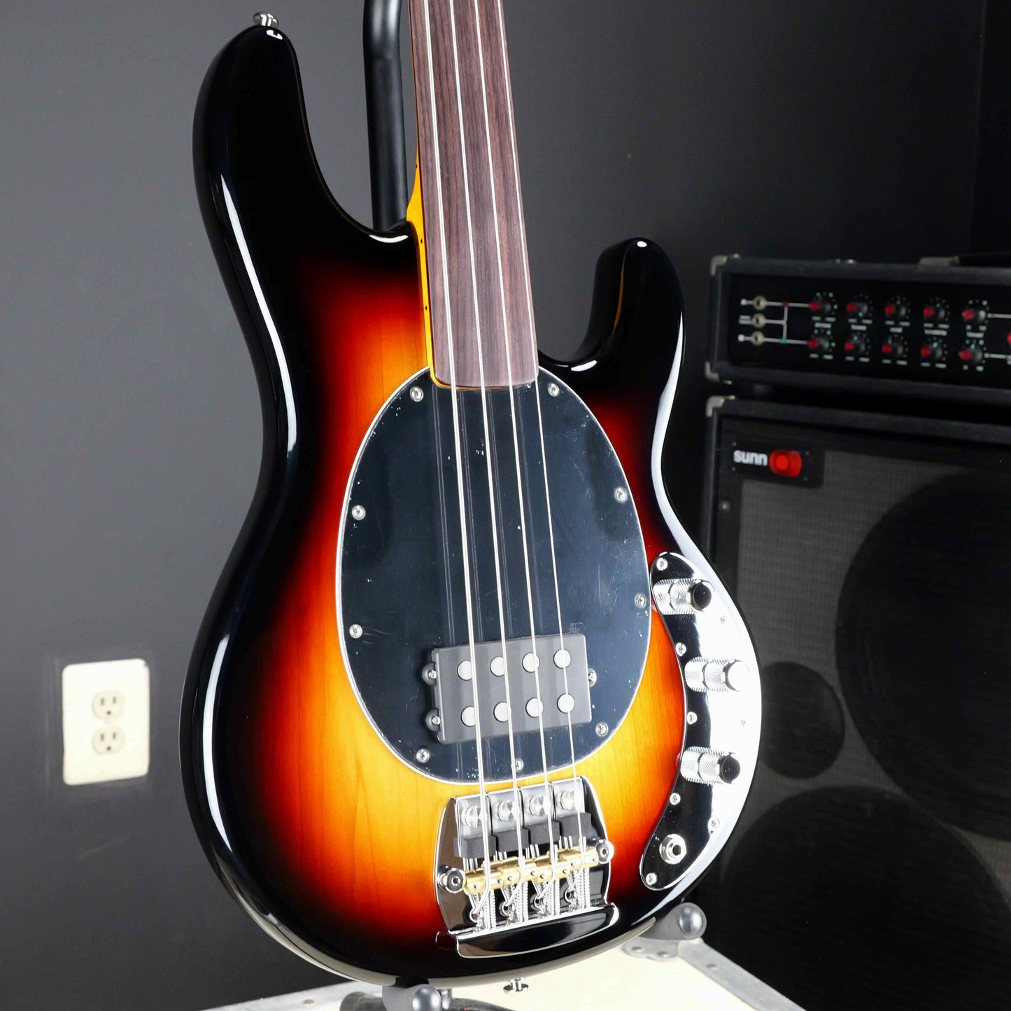 Ernie Ball Music Man Pino Palladino Stingray Bass 79 Burst Fretless