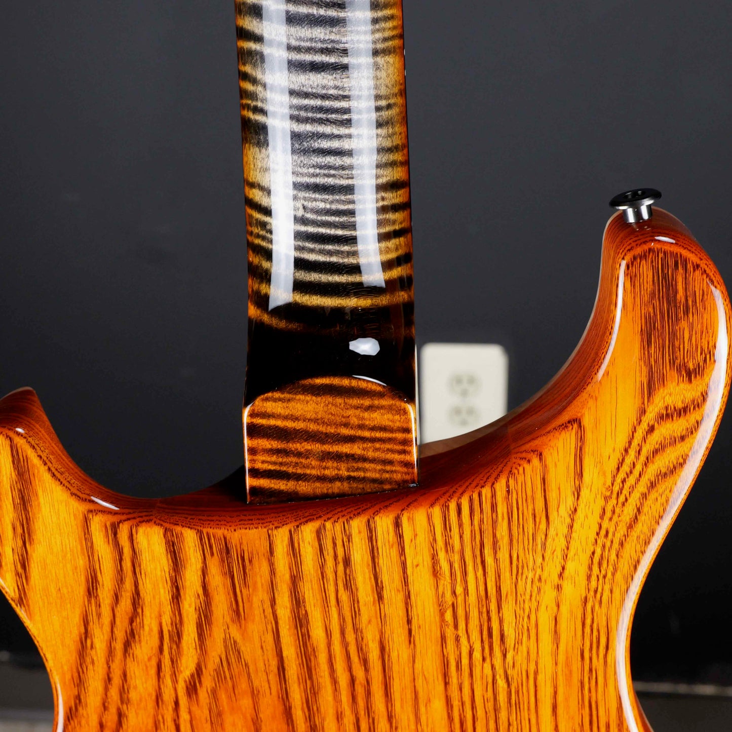 PRS Wood Library Modern Eagle V 10 Top Burnt Maple Leaf
