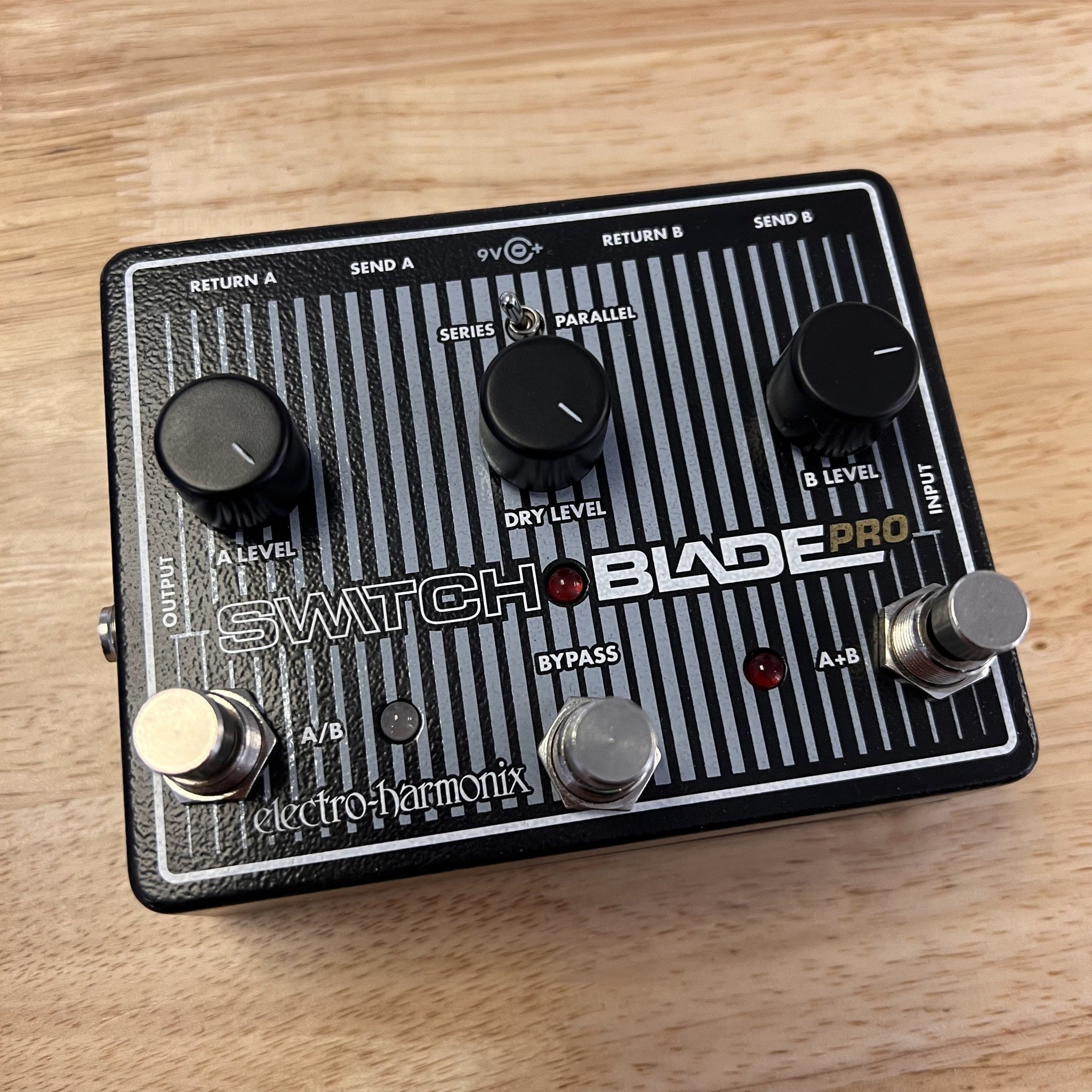 Electro-Harmonix Switchblade Pro Deluxe Switcher – Matt's