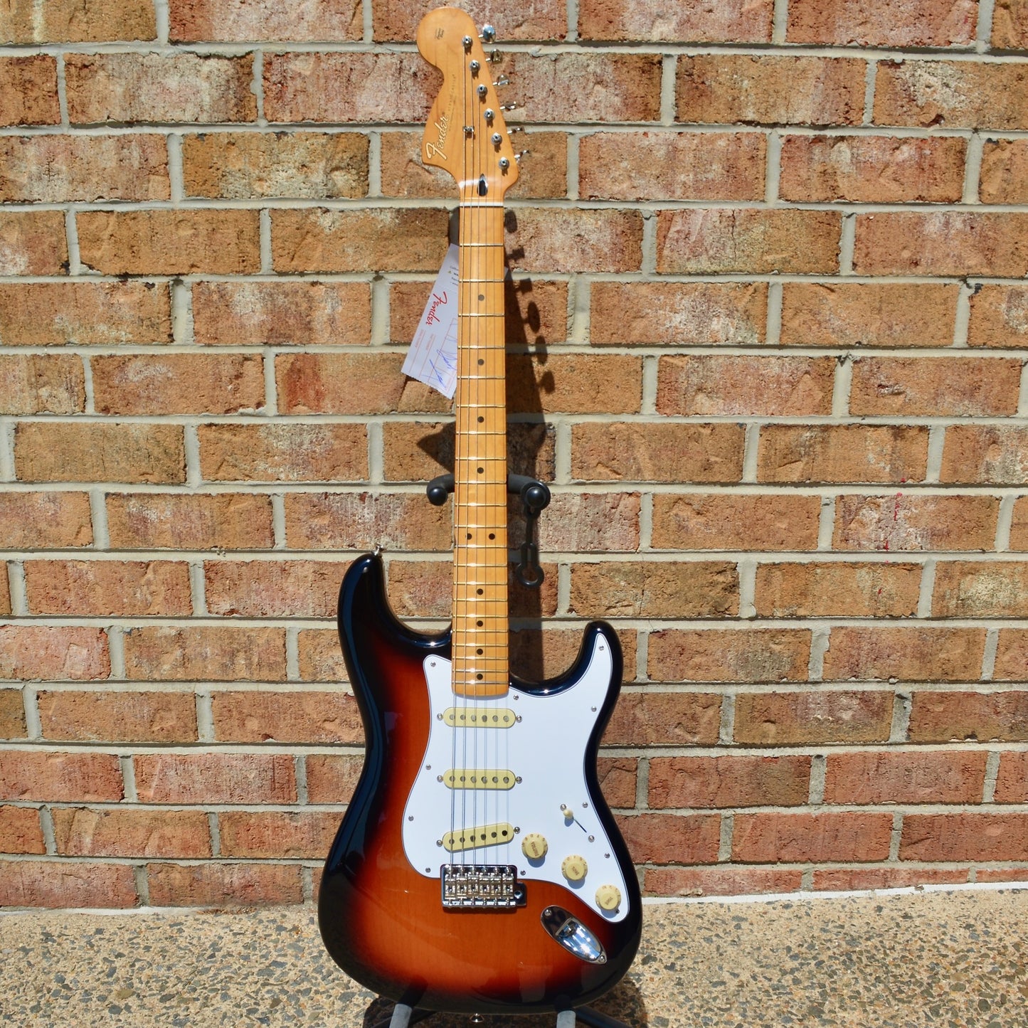 Fender Jimi Hendrix Stratocaster® Maple Fingerboard 3-Color Sunburst