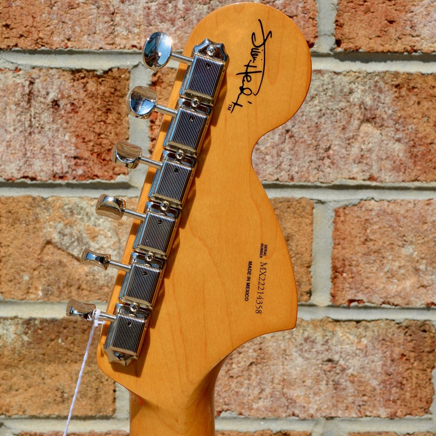 Fender Jimi Hendrix Stratocaster® Maple Fingerboard 3-Color Sunburst