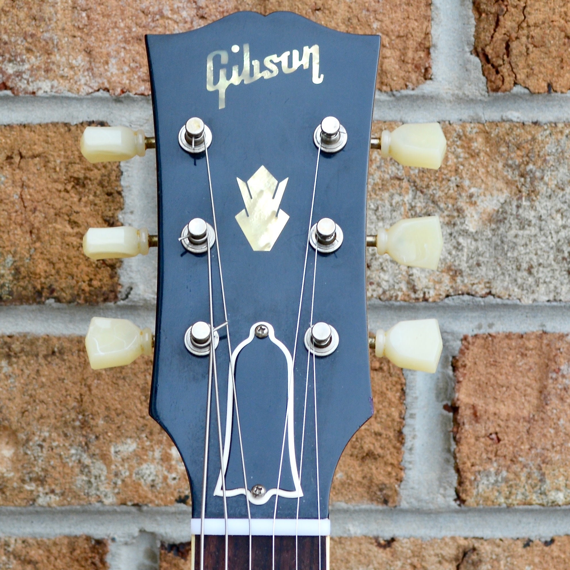 Gibson deals 335 headstock