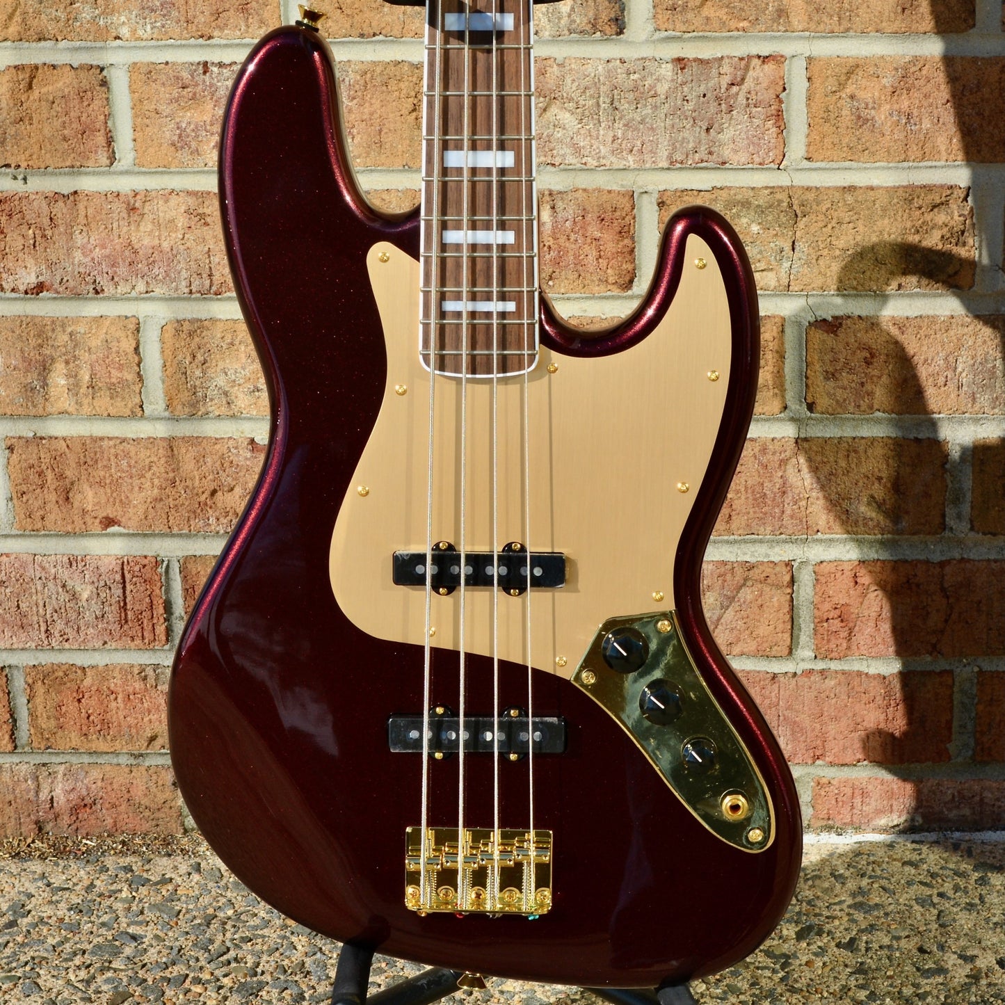 Fender  40th Anniversary Jazz Bass®, Gold Edition, Laurel Fingerboard, Gold Anodized Pickguard, Ruby Red Metallic