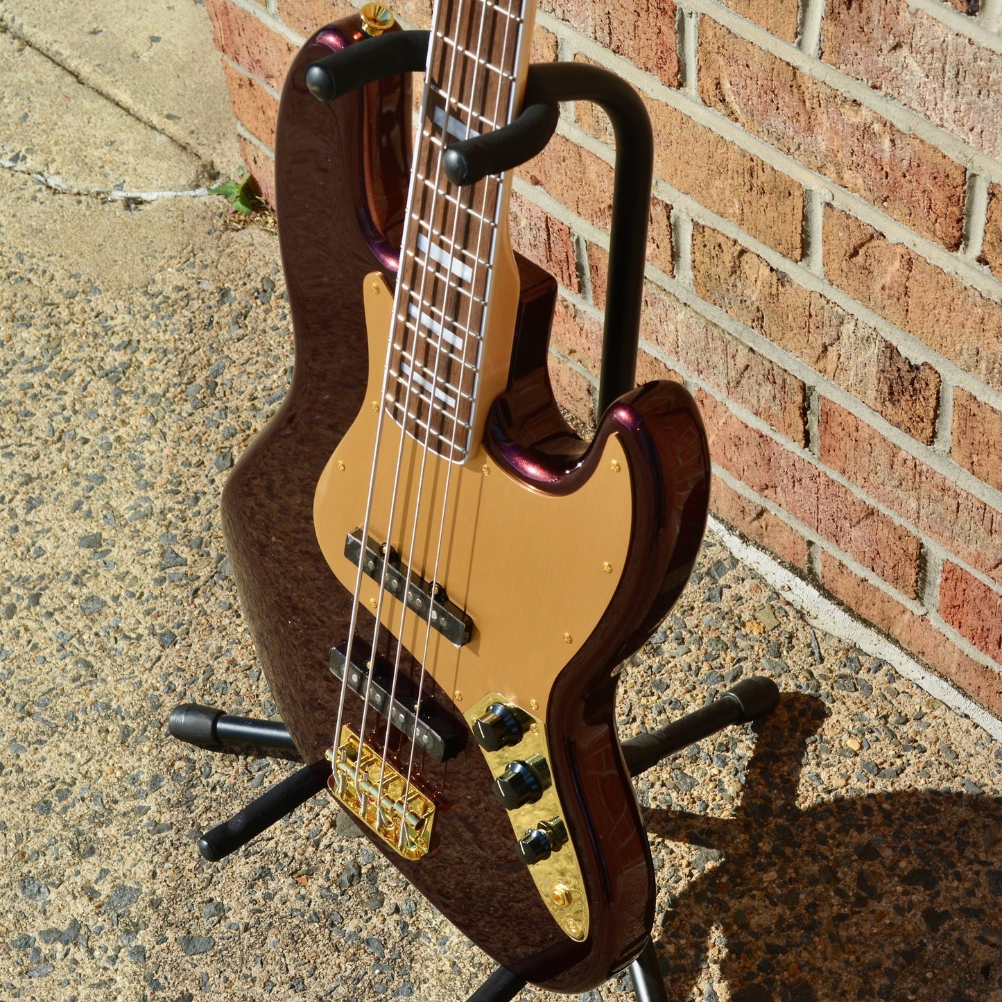 Fender  40th Anniversary Jazz Bass®, Gold Edition, Laurel Fingerboard, Gold Anodized Pickguard, Ruby Red Metallic