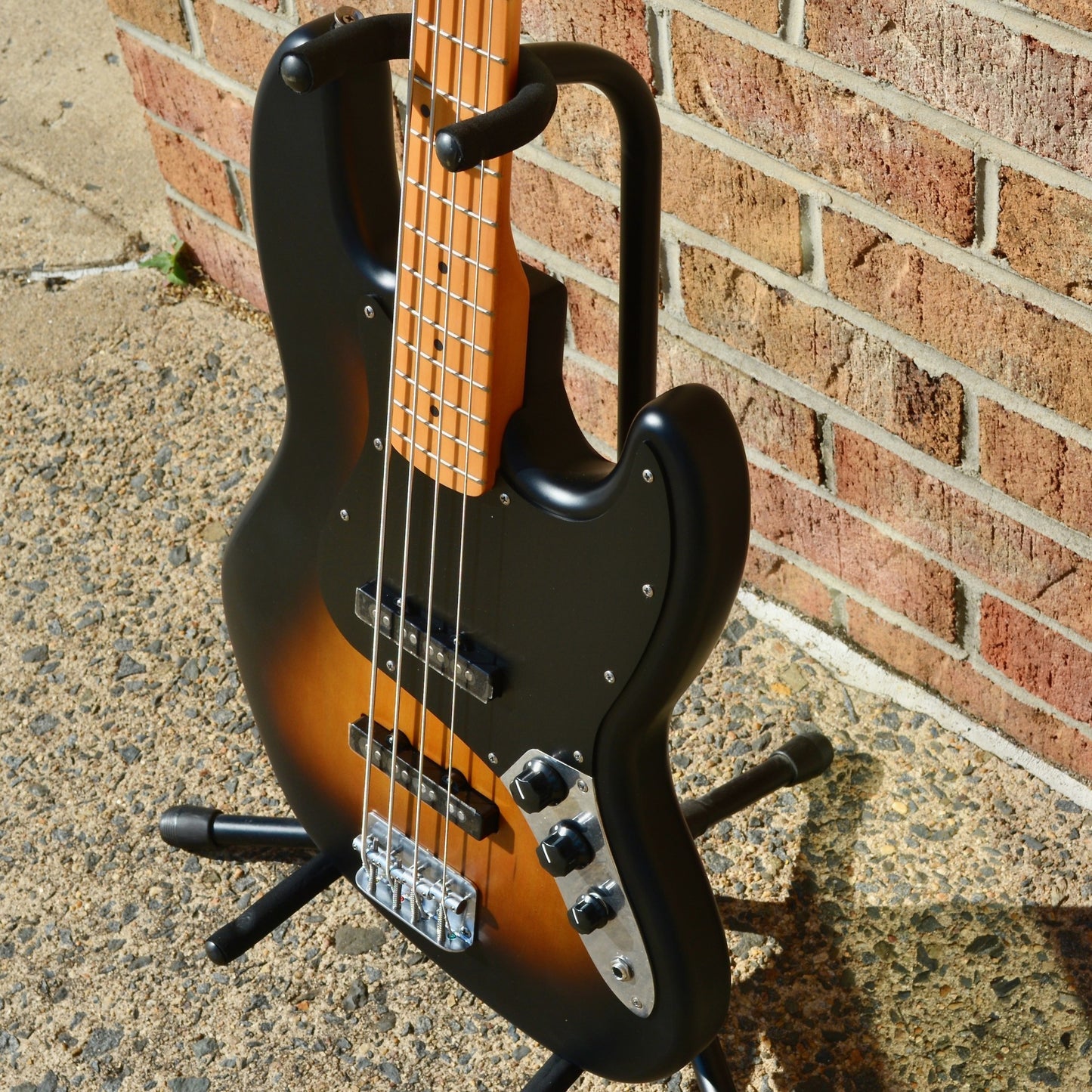 Fender  40th Anniversary Jazz Bass®, Vintage Edition, Maple Fingerboard, Black Anodized Pickguard, Satin Wide 2-Color Sunburst