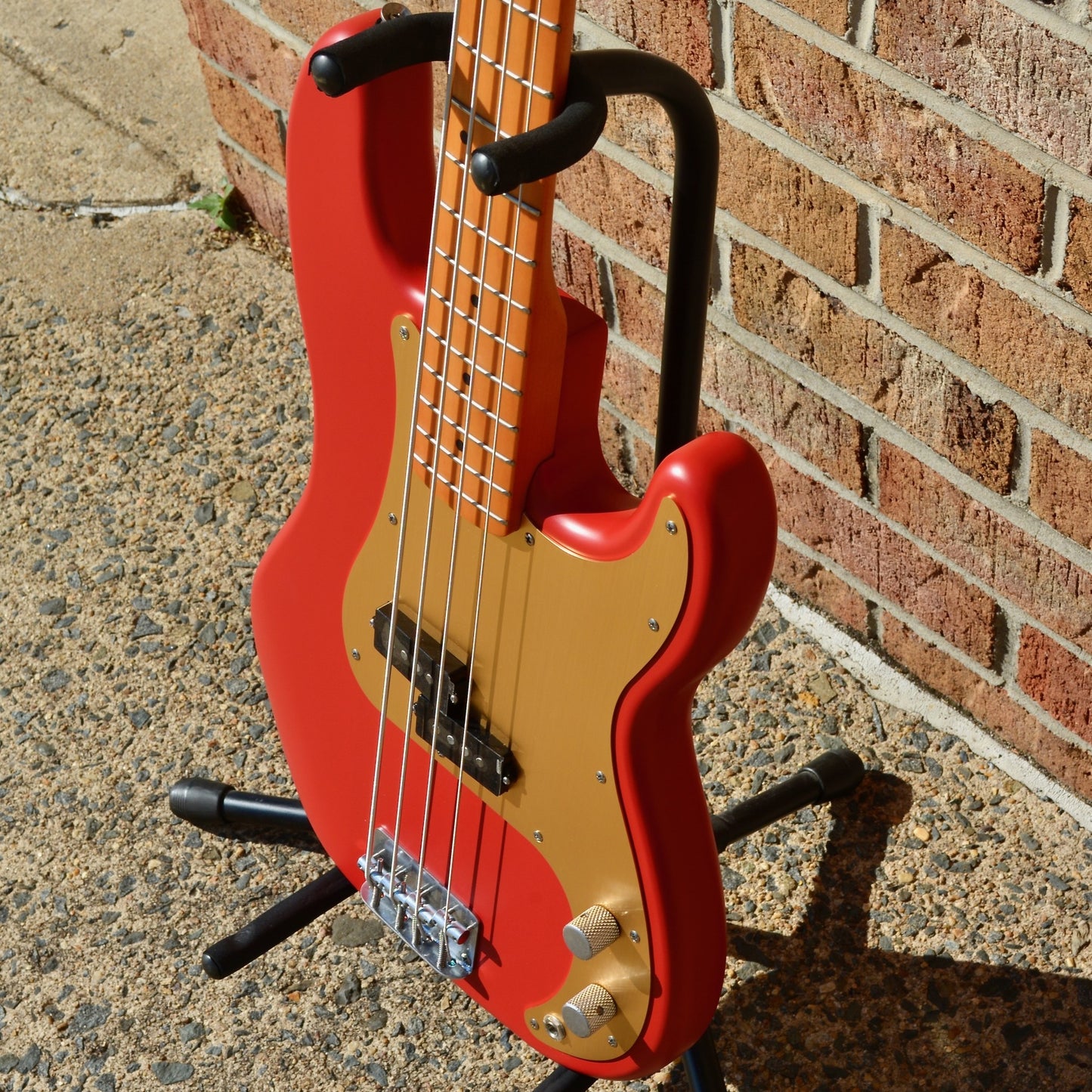 Fender  40th Anniversary Precision Bass®, Vintage Edition, Maple Fingerboard, Gold Anodized Pickguard, Satin Dakota Red