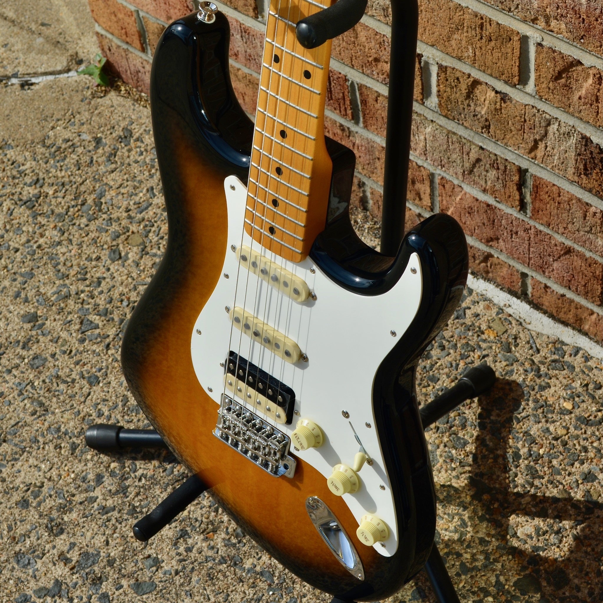 Fender JV Modified '50s Stratocaster® HSS, Maple Fingerboard, 2-Color  Sunburst