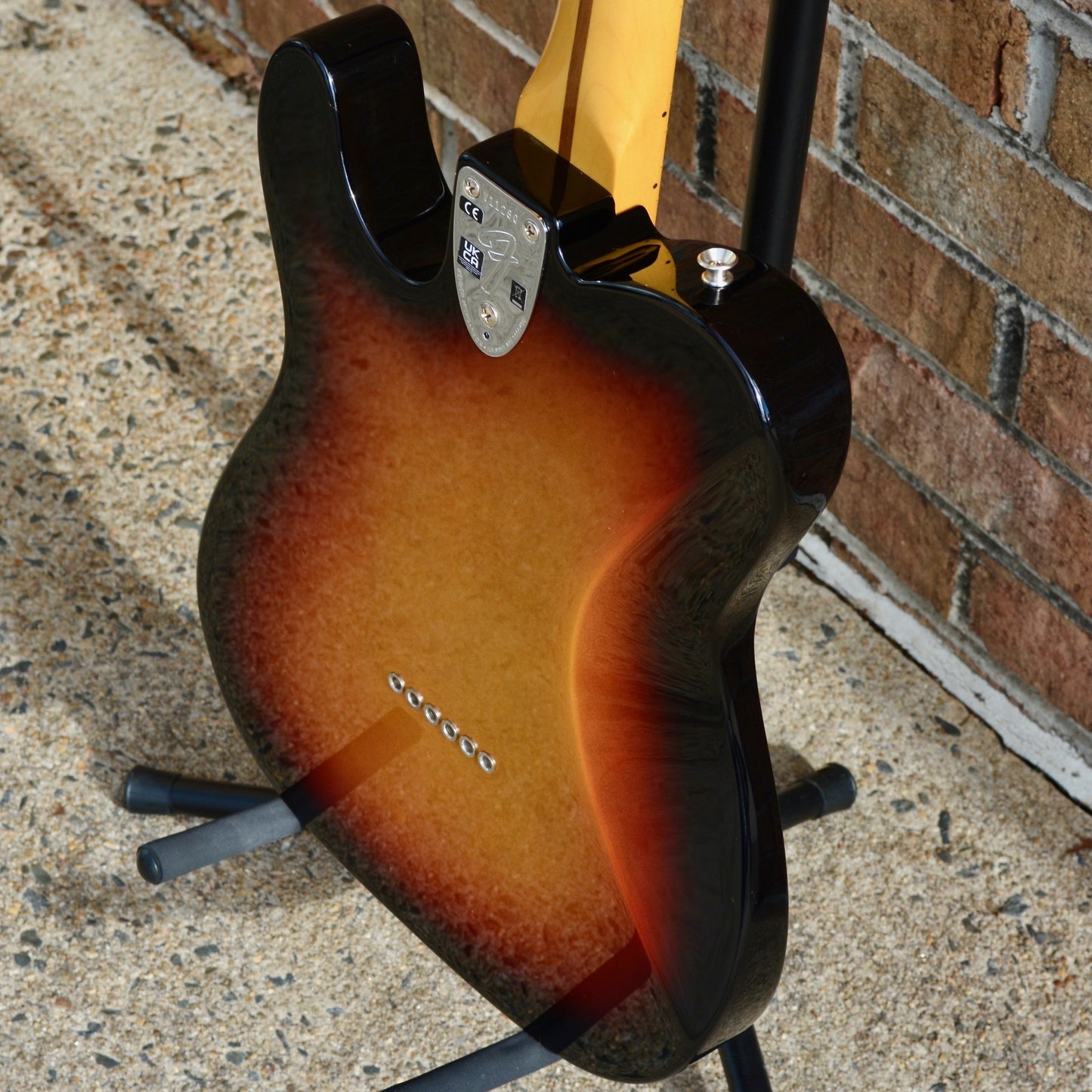 Fender American Vintage II 1975 Telecaster® Deluxe, Maple Fingerboard, 3-Color Sunburst