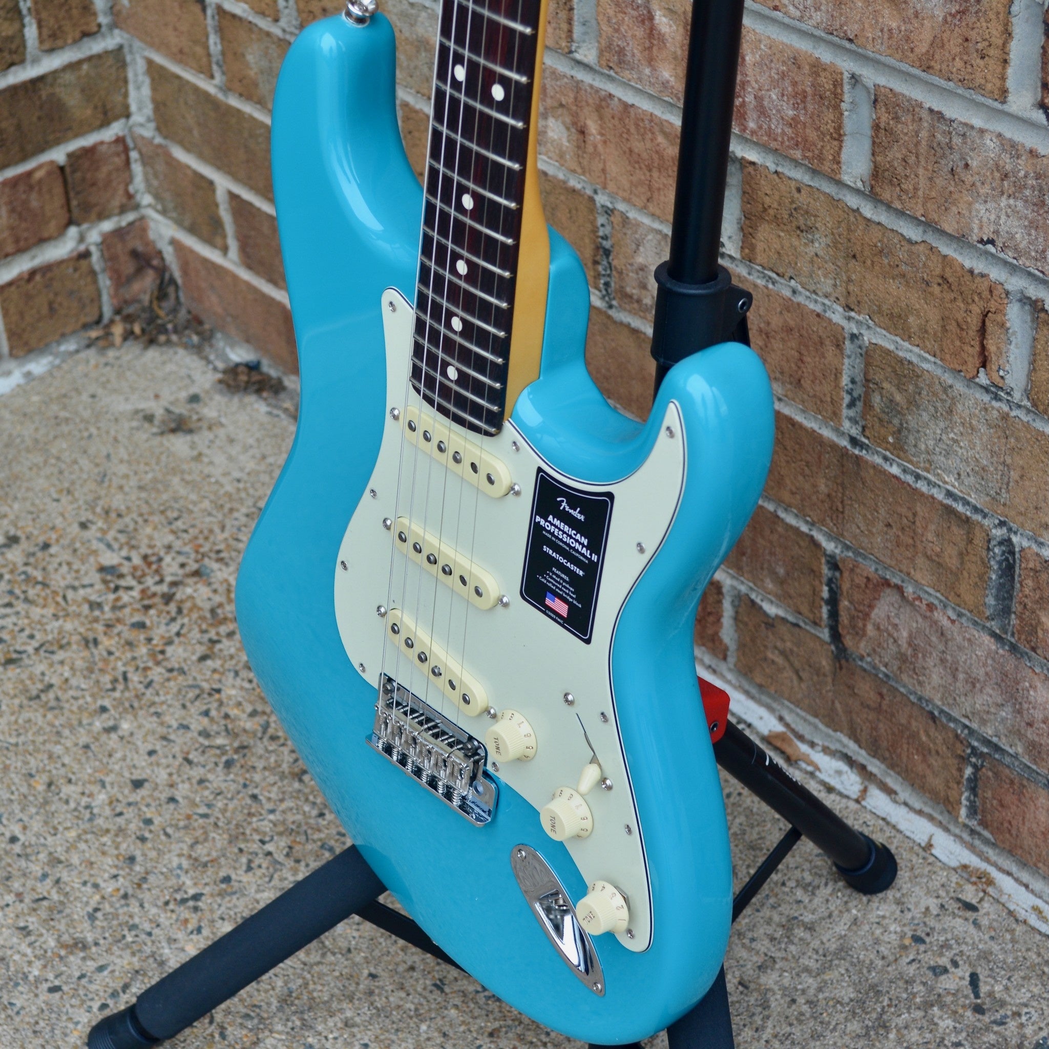 Fender American Professional II Stratocaster®, Rosewood Fingerboard, Miami  Blue