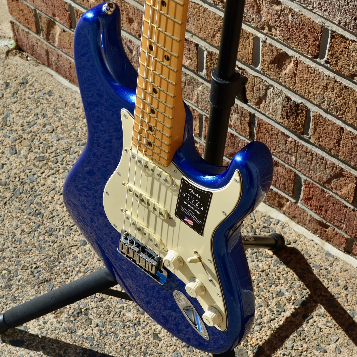 Fender American Ultra Stratocaster®, Maple Fingerboard, Cobra Blue