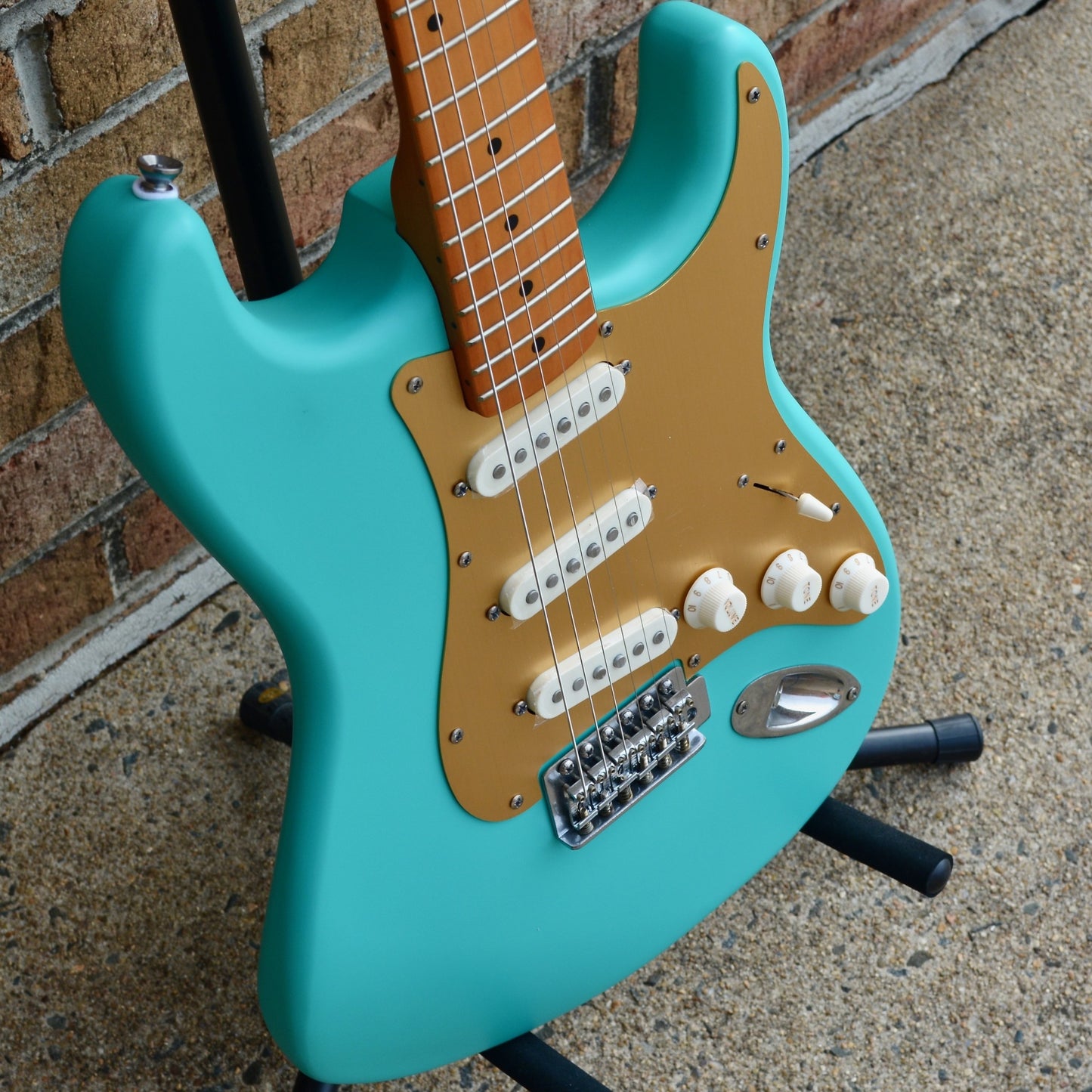 Fender40th Anniversary Stratocaster®, Vintage Edition, Maple Fingerboard, Gold Anodized Pickguard, Satin Sea Foam Green
