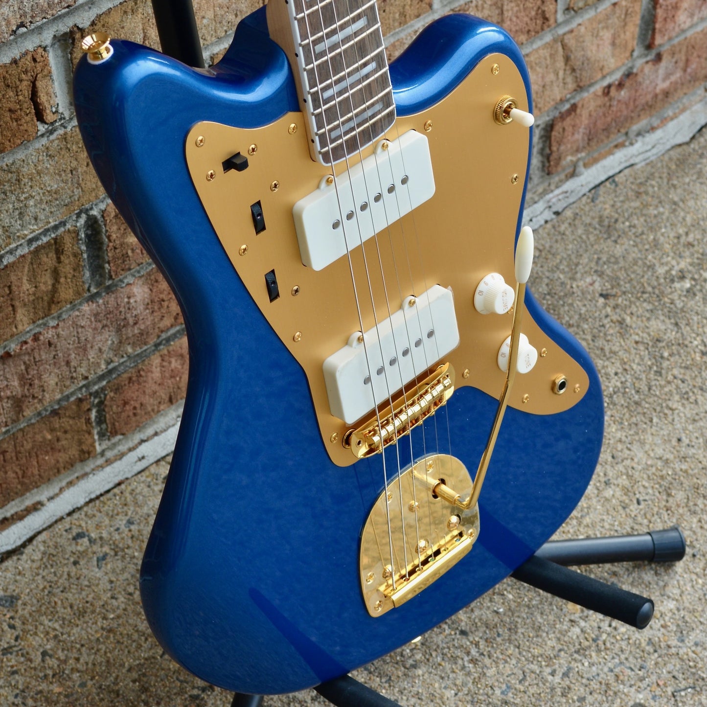 Fender  40th Anniversary Jazzmaster®, Gold Edition, Laurel Fingerboard, Gold Anodized Pickguard, Lake Placid Blue