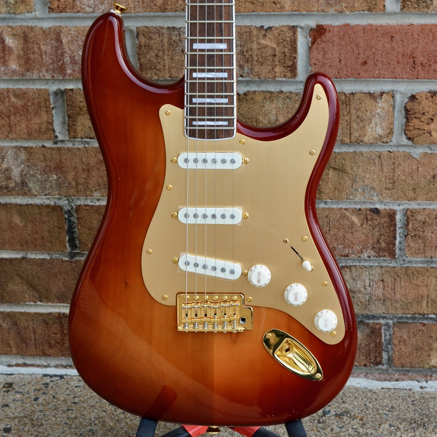 Fender 40th Anniversary Stratocaster®, Gold Edition, Laurel Fingerboard, Gold Anodized Pickguard, Sienna Sunburst